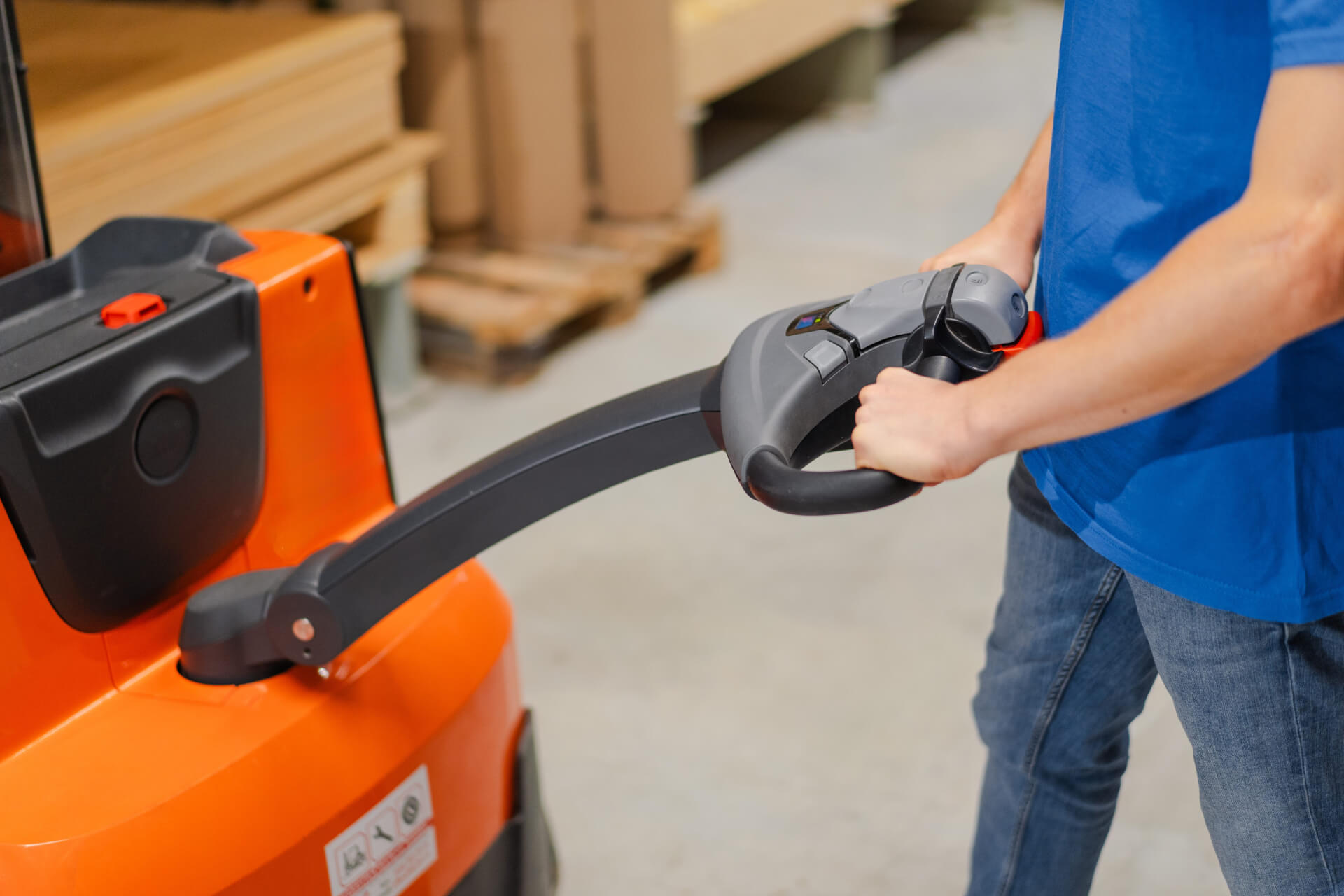 作業効率向上！自走式電動ハンドリフトのメリット
